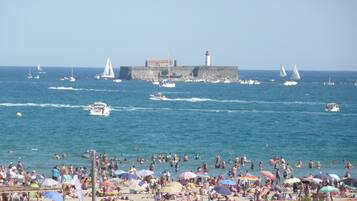 Accommodatie ligt op het strand, ligstoelen