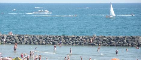 Plage, chaises longues