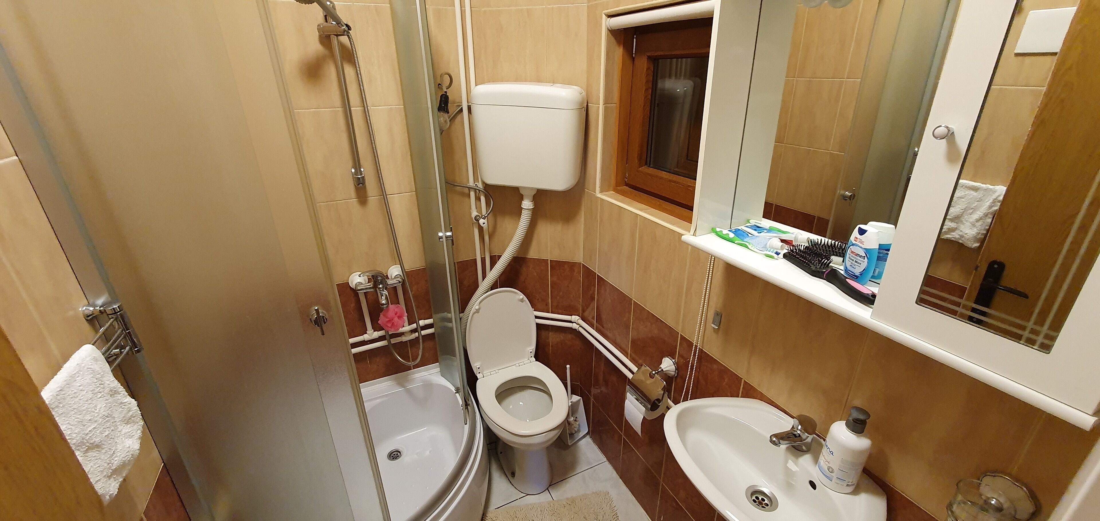 Ensemble douche/baignoire, sèche-cheveux, serviettes fournies, savon