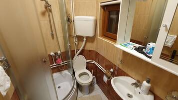 Ensemble douche/baignoire, sĂšche-cheveux, serviettes fournies, savon