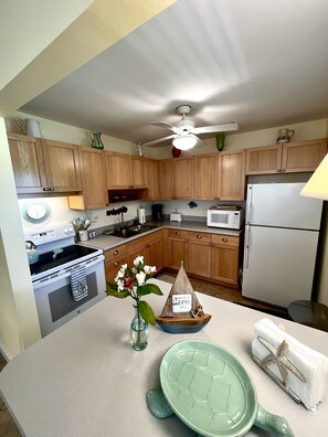 Réfrigérateur, four à micro-ondes, un four, surface de cuisson