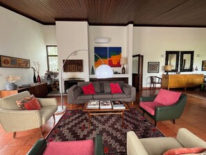 TV, fireplace, video games, DVD player - Villa at Natural Park & Sun & pull & Cool energy and Lisbon at 40 minutes (Piedade)