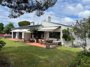 Outdoor dining - Villa at Natural Park & Sun & pull & Cool energy and Lisbon at 40 minutes (Piedade)