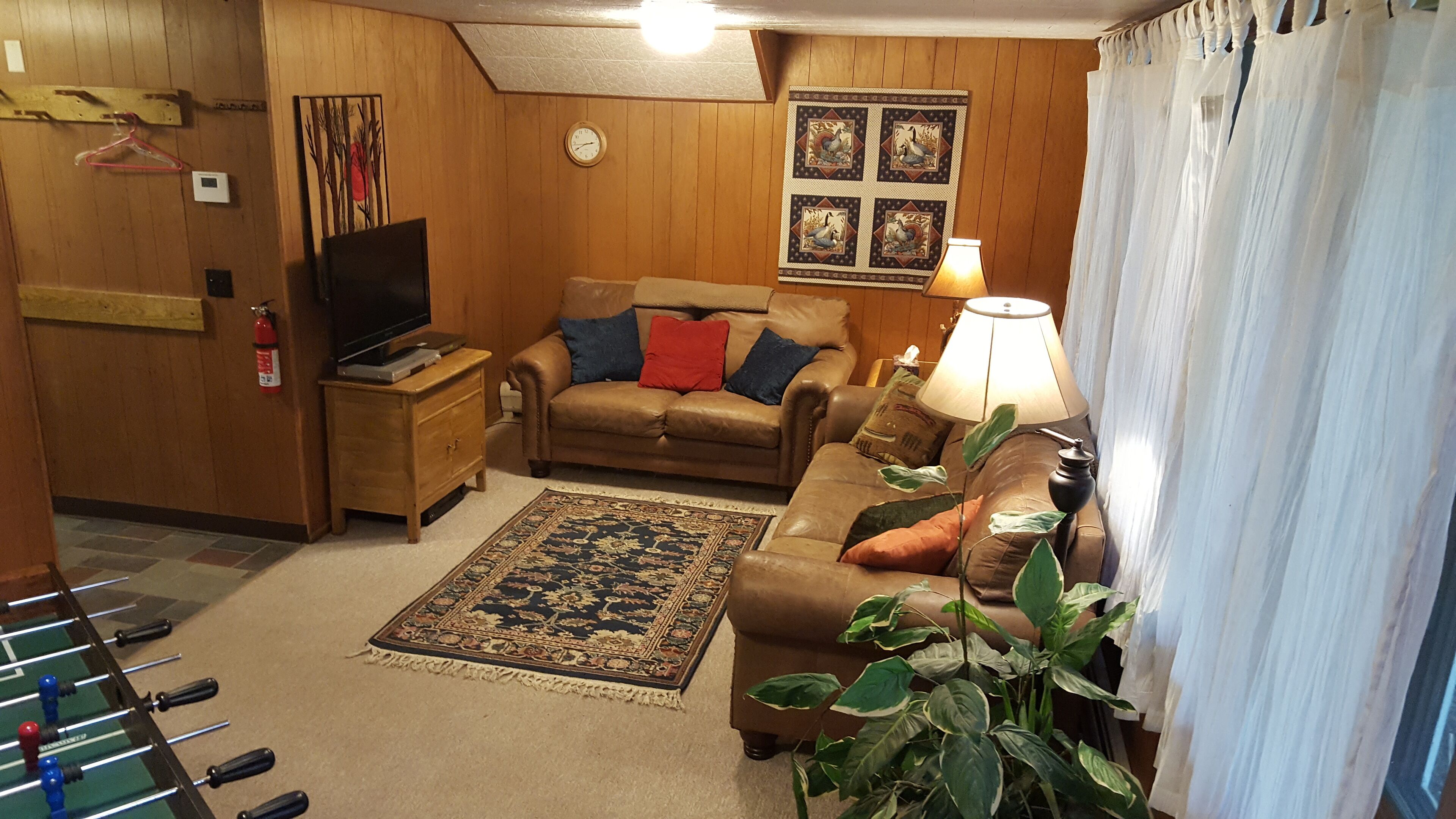 Woodland Chalet: foosball, deck, internet, 2 flatscreen TVs, fireplace, grill
