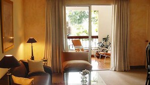 Family Suite, 2 Bedrooms, Non Smoking, 2 Bathrooms | Minibar, in-room safe, desk, blackout curtains - Hotel Acacias de Vitacura (Santiago)