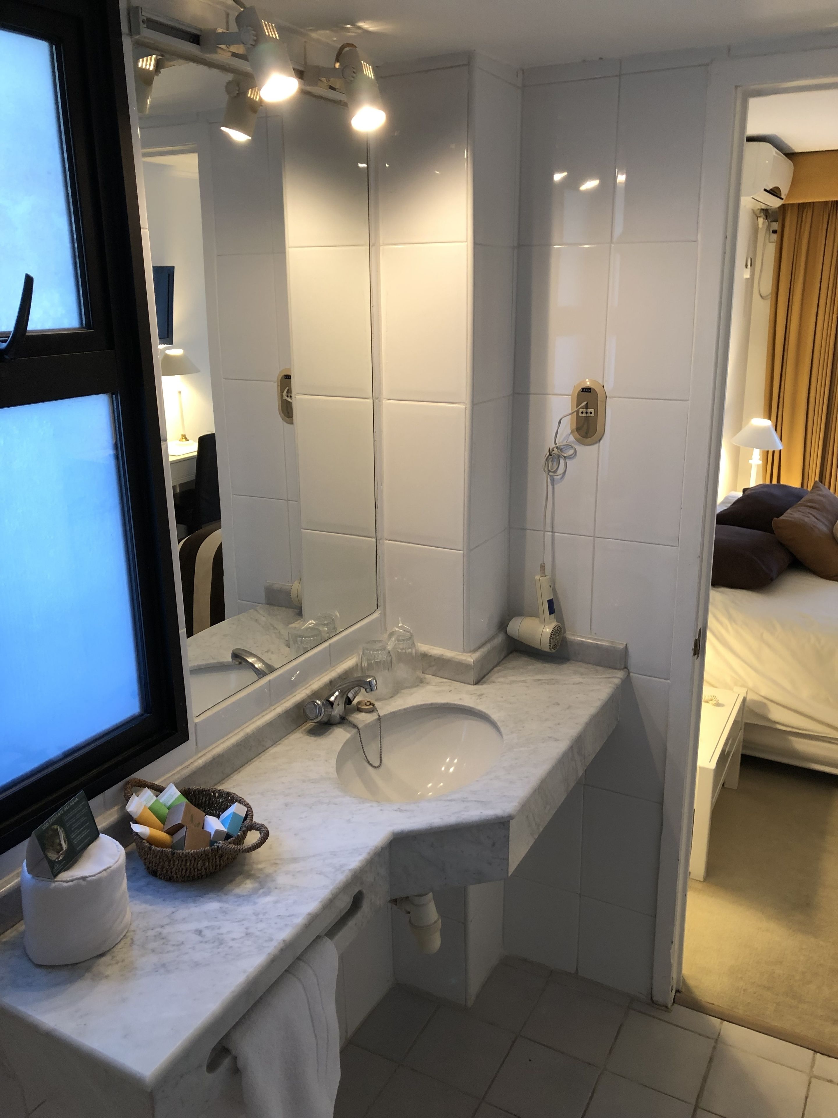 combined shower/bathtub, deep-soaking bathtub, free toiletries, towels