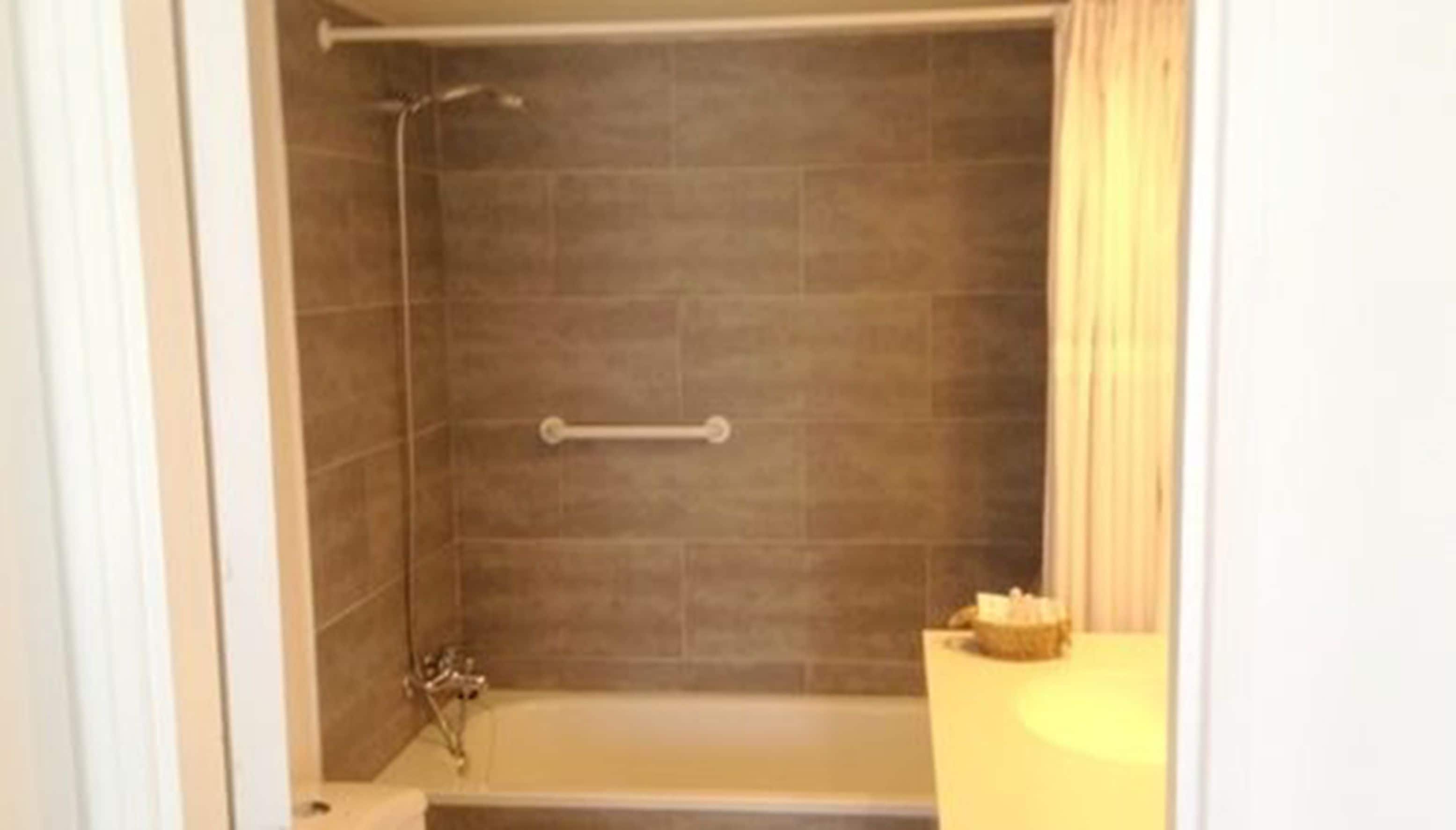 room, 1 king bed, non smoking | bathroom | combined shower/bathtub, deep-soaking bathtub, free toiletries, towels