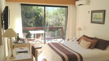 Habitación, 1 cama de matrimonio grande, no fumadores | Minibar, caja fuerte, escritorio y cortinas opacas