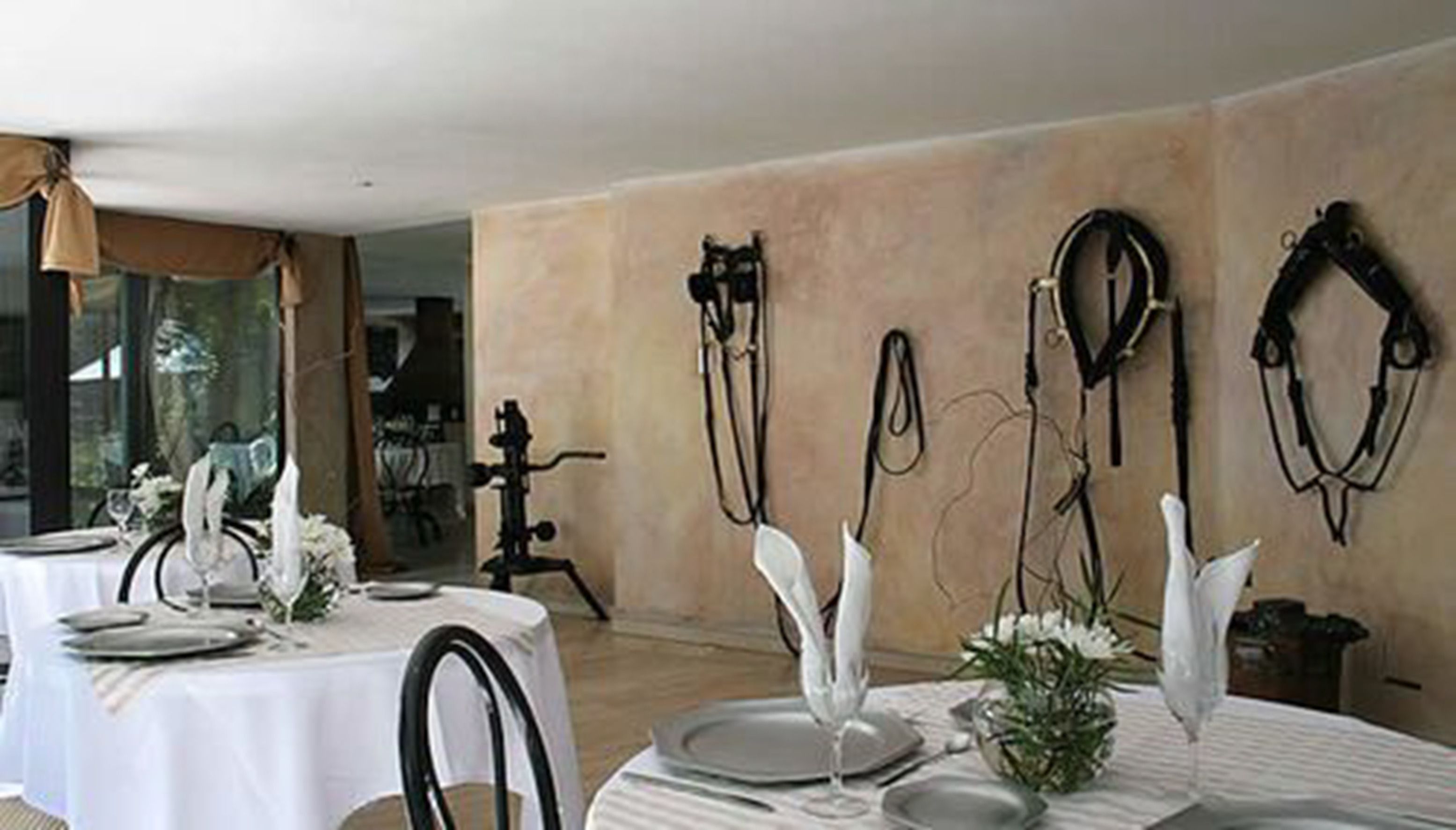 breakfast, lunch and dinner served