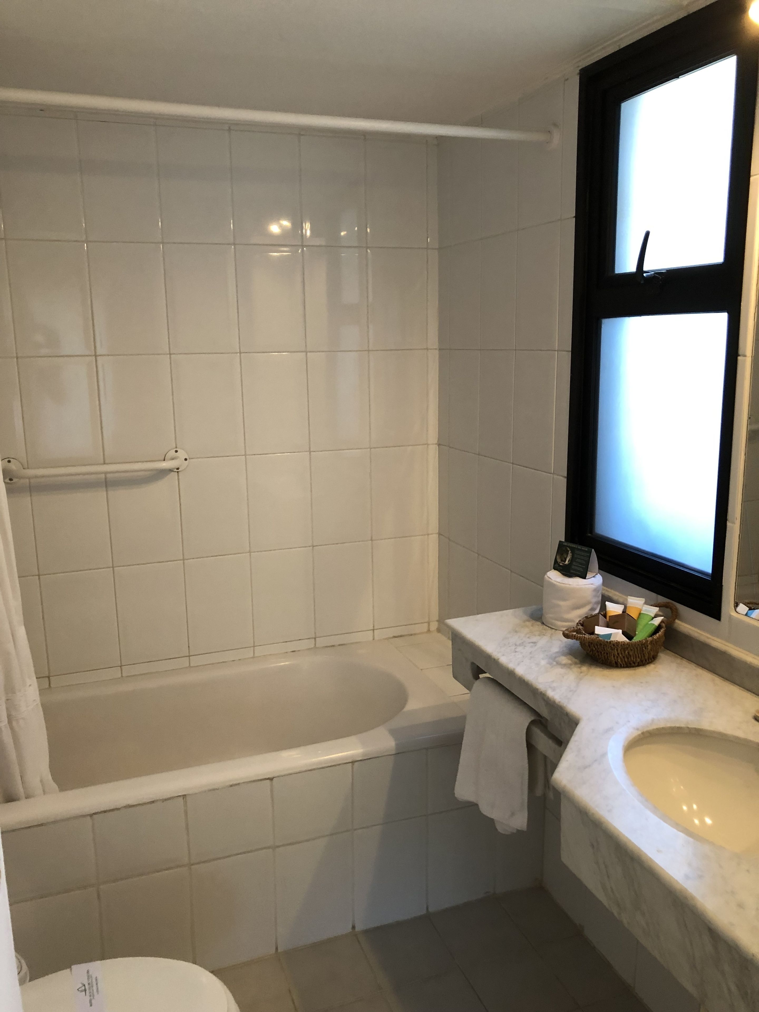 combined shower/bathtub, deep-soaking bathtub, free toiletries, towels