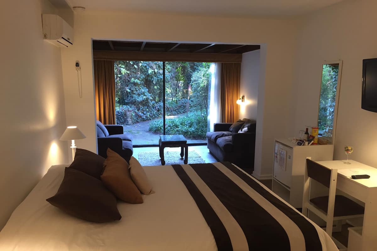 Junior Suite, 1 King Bed, Non Smoking | Minibar, in-room safe, desk, blackout curtains