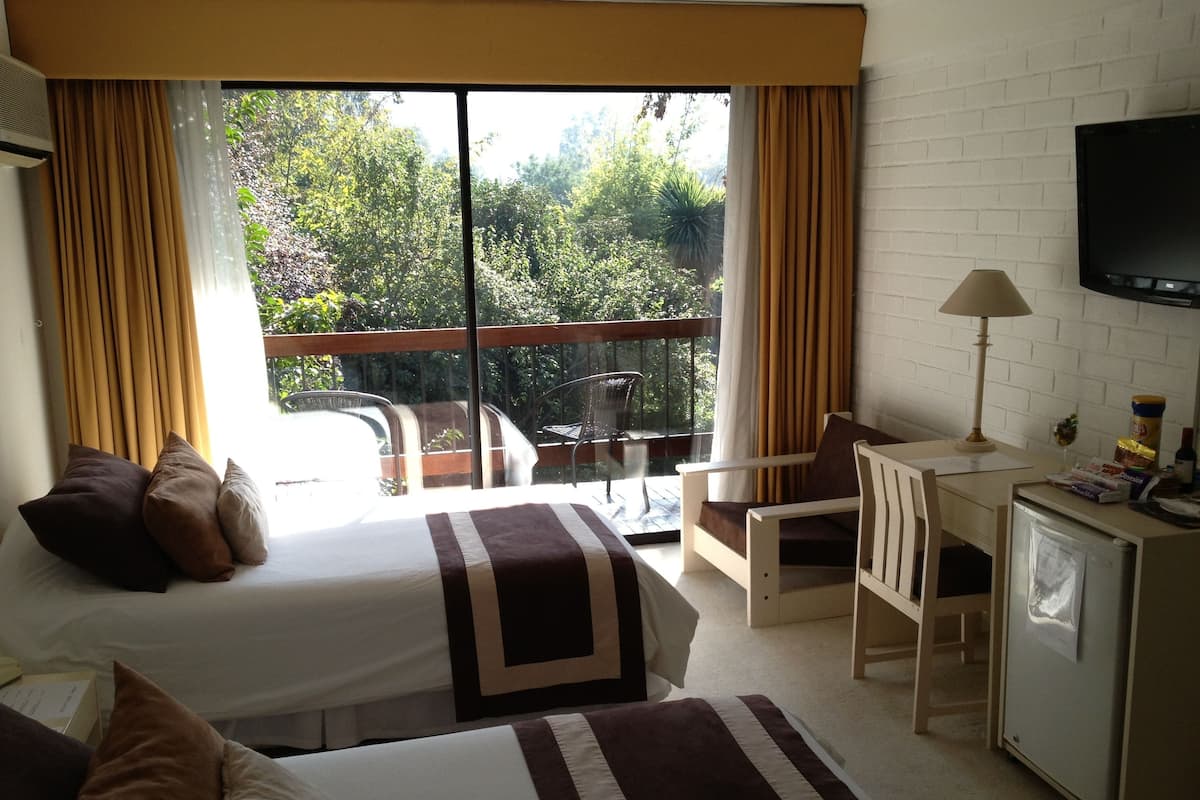 Twin Room, Non Smoking | Minibar, in-room safe, desk, blackout curtains