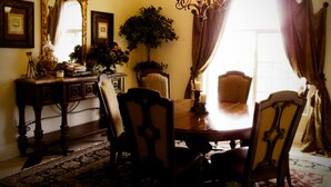 Dining - Select Winter Weekends Available! 
5-STAR Luxury Wine Country Mini-Estate (Temecula)