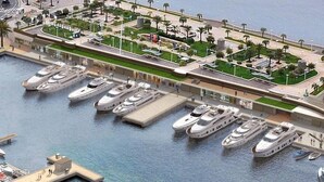 A marina with multiple yachts docked, a promenade with greenery, and a waterfront view. - Flat with balcony and sea view, very central.  (Saint-Raphaël)
