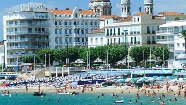 A coastal cityscape with a beach, hotel buildings, and a prominent dome structure. - Flat with balcony and sea view, very central.  (Saint-Raphaël)