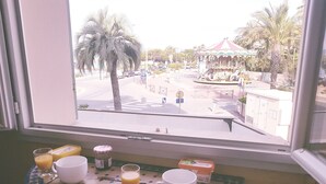 A breakfast tray with cups, a glass of orange juice, and a jar on a window sill. - Flat with balcony and sea view, very central.  (Saint-Raphaël)