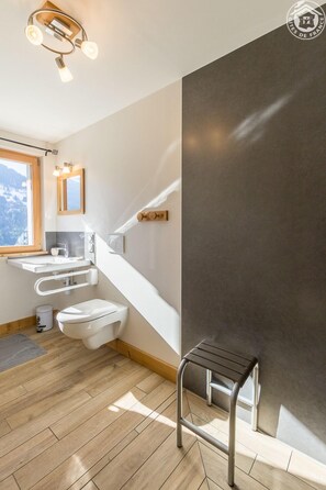 Haartrockner, Handtücher, Toilettenpapier