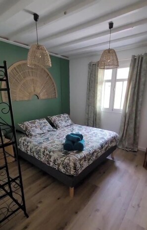 3 bedrooms, iron/ironing board, travel crib, free WiFi