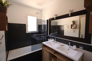 Ensemble douche/baignoire, sèche-cheveux