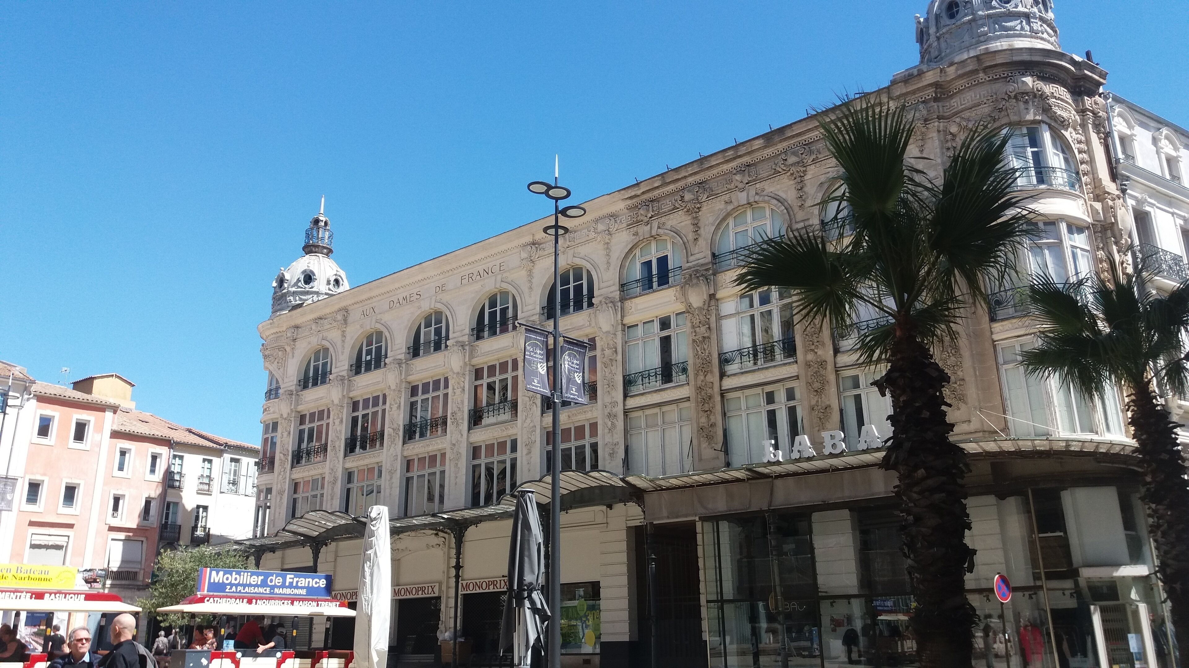 Un edificio histórico con arquitectura ornamentada, que incluye una cúpula y ventanas en arco.