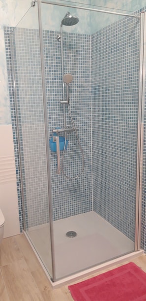 Hair dryer, towels, soap, toilet paper - Mare - Brand new super comfy apartment with garden terrace (Rabac)