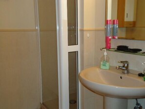 Duschwanne, Haartrockner, Bidet, Handtücher