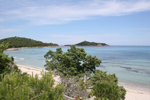 A coastal landscape with a beach, clear waters, and lush greenery. - Brand new villa with secured pool, panoramic view of sea and mountain, quiet (Zonza)