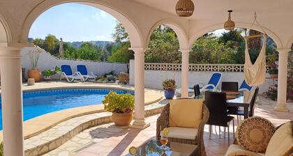 Air-conditioned villa, 2 bedrooms, 2 bathrooms, WIFI, private pool and parking, near beaches