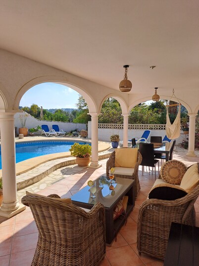 Air-conditioned villa, 2 bedrooms, 2 bathrooms, WIFI, private pool and parking, near beaches