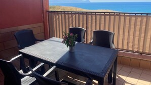 Outdoor dining - CASA FABRIZIO WITH VERANDA SEA VIEW AND TOWN CENTRE! OFFER € 200.00. INTERNET FR (Balestrate)