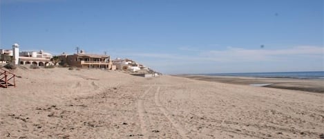 Nära stranden, solstolar och strandhanddukar
