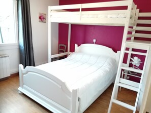 2 bedrooms, iron/ironing board, WiFi, bed sheets