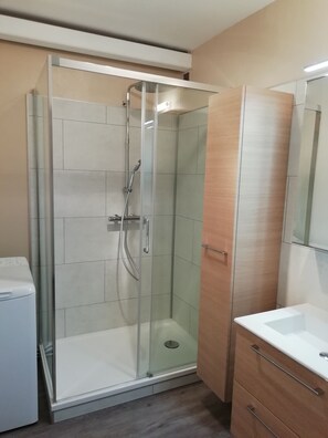 Een douche, een haardroger, handdoeken, zeep