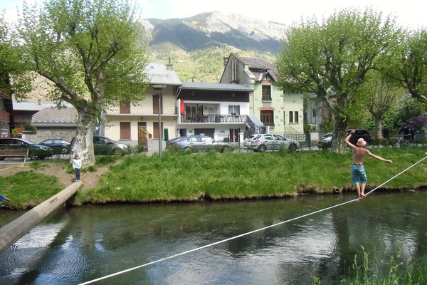 Maison blanche en fond