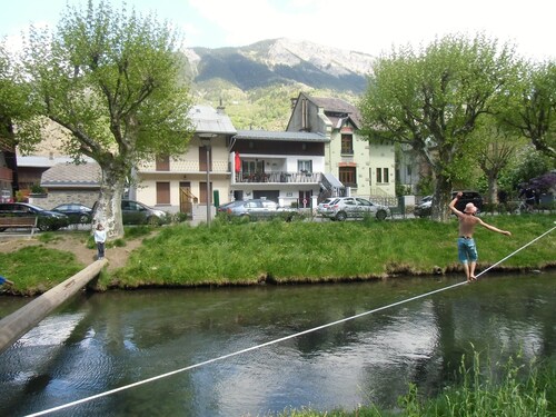 Appartement avec local à vélos fermé et WIFI  - Centre du Bourg D'oisans 
