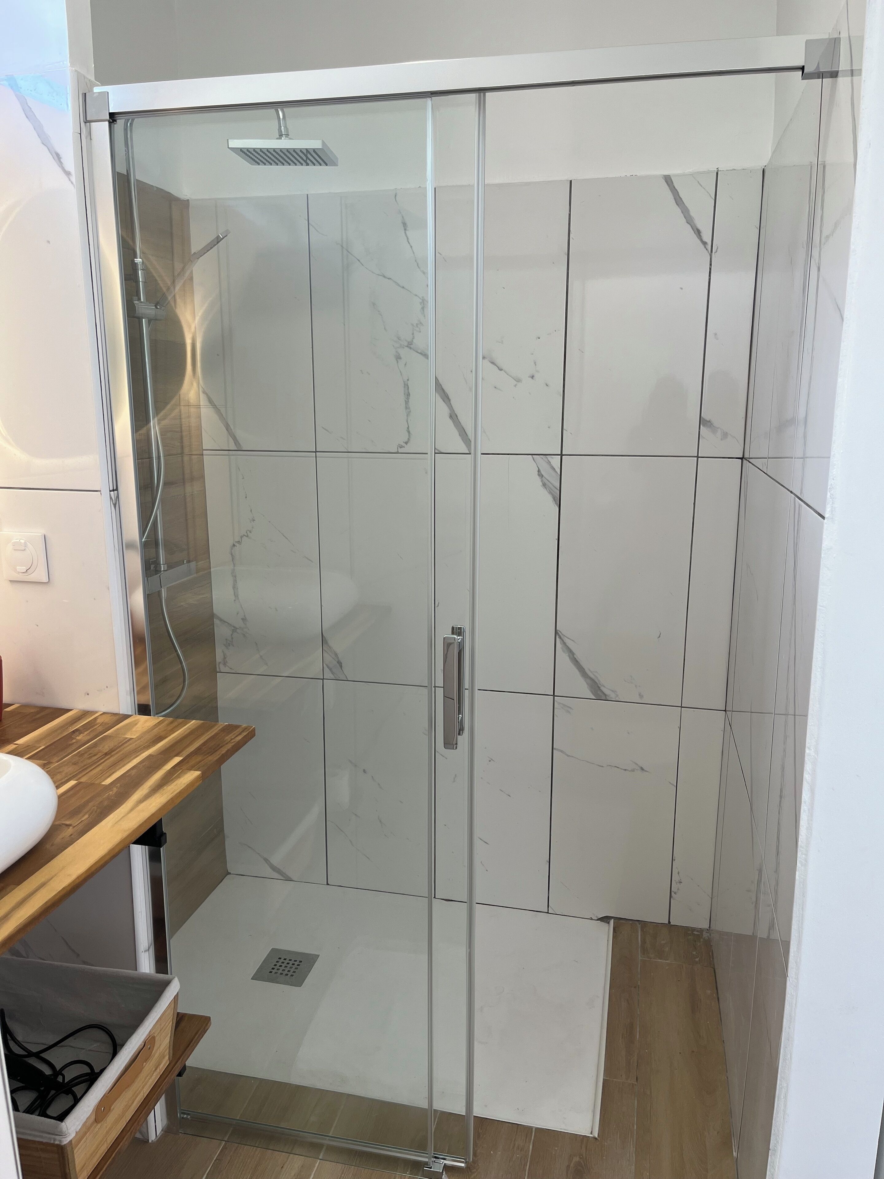 Dusche, Haartrockner, Handtücher, Seife