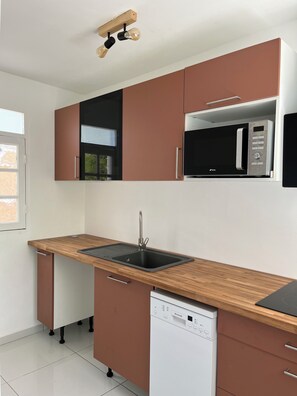 Fridge, microwave, stovetop, dishwasher