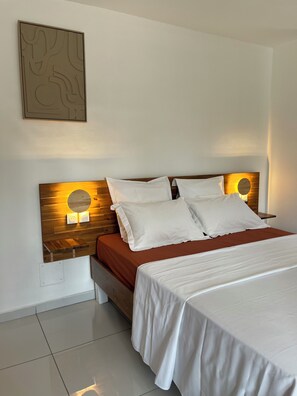 1 chambre, fer et planche à repasser, lit de bébé portatif