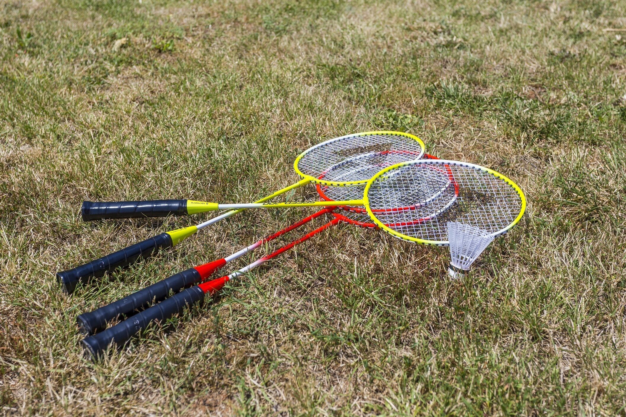 Badmintonracketar på en gräsbevuxen plan.