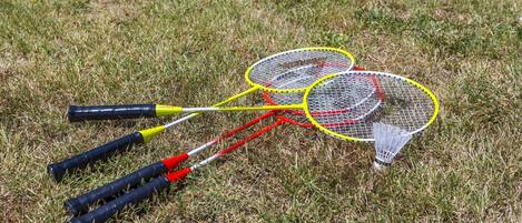 Badmintonracketar på en gräsbevuxen plan.