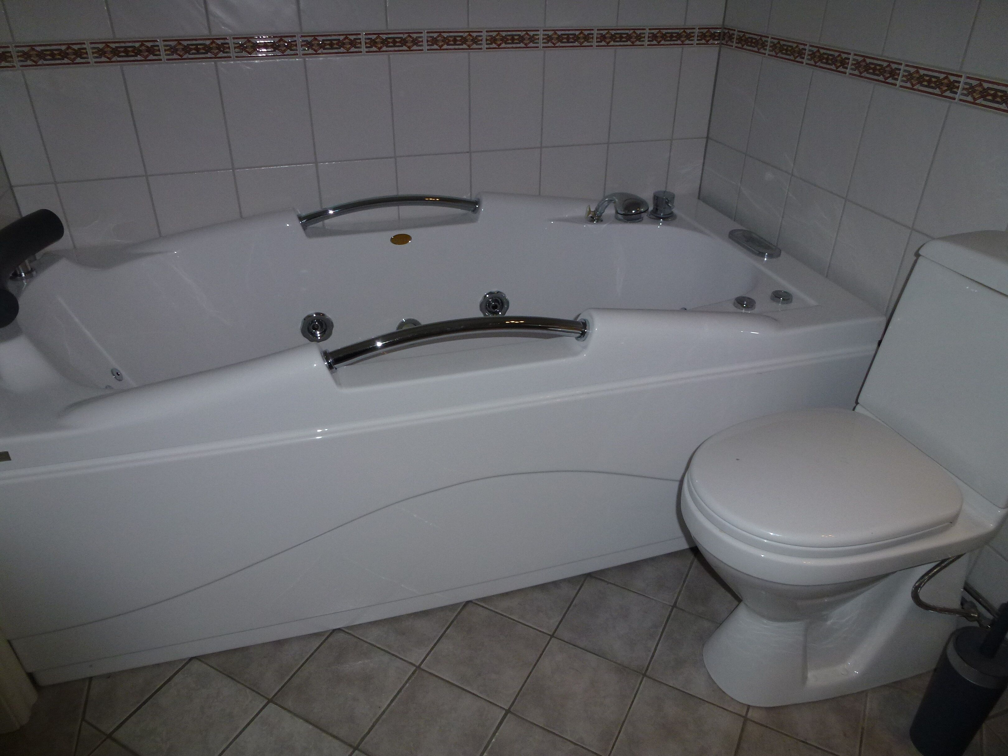 Dusch, bubbelbadkar, tvål och toalettpapper