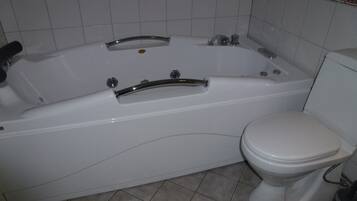 Dusch, bubbelbadkar, tvål och toalettpapper