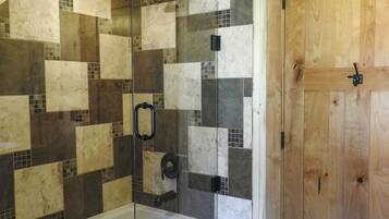 Ducha y bañera combinadas, toallas y papel higiénico