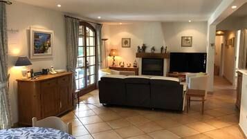 智能电视、DVD 播放器、乒乓球