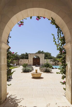 Piscina all'aperto, una piscina a sfioro