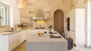 Frigorifero, microonde, forno, piano cottura