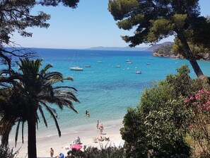Perto da praia, espreguiçadeiras 