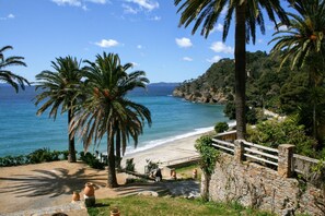 Vlak bij het strand, ligstoelen