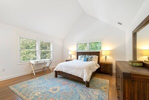 5 bedrooms, desk, iron/ironing board, travel crib