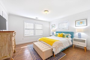 5 間睡房、書桌、熨斗/熨衫板、可攜式嬰兒床